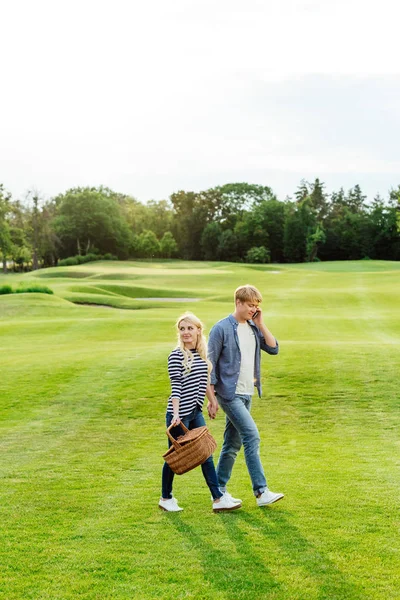 Jeune couple au pique-nique dans le parc — Photo de stock