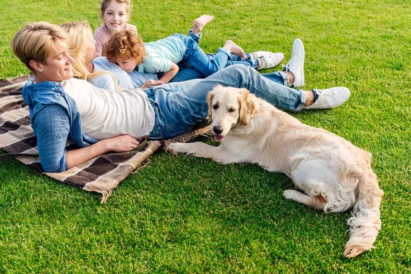 Сім'я з собакою на пікніку — Stock Photo