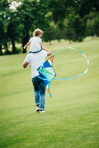 Pai e filho brincando com papagaio — Fotografia de Stock