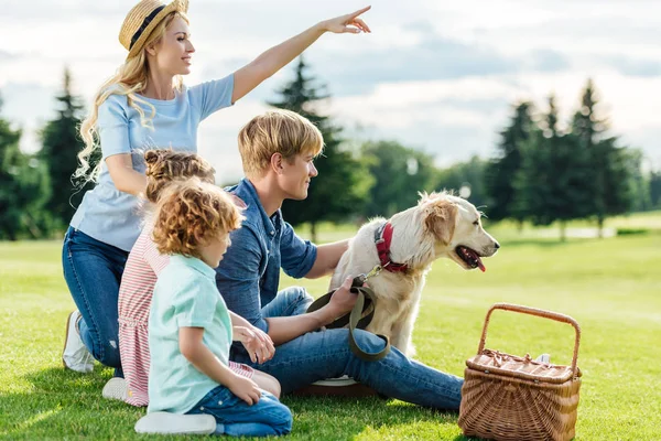 Семья с собакой на пикнике — Stock Photo