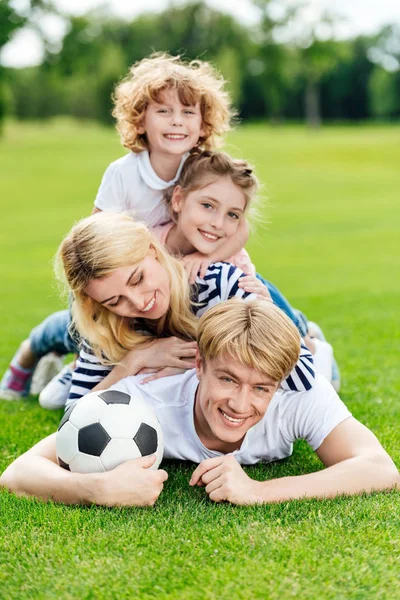 Familia con pelota de fútbol en el parque - foto de stock