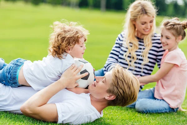 Famille avec ballon de football au parc — Photo de stock