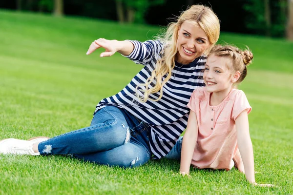 Felice madre e figlia nel parco — Foto stock