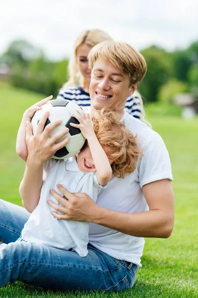Família com bola de futebol jogando no parque — Fotografia de Stock