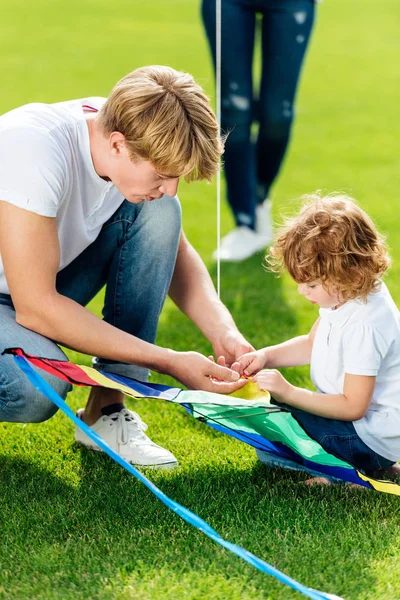 Pai e filho brincando com papagaio — Fotografia de Stock