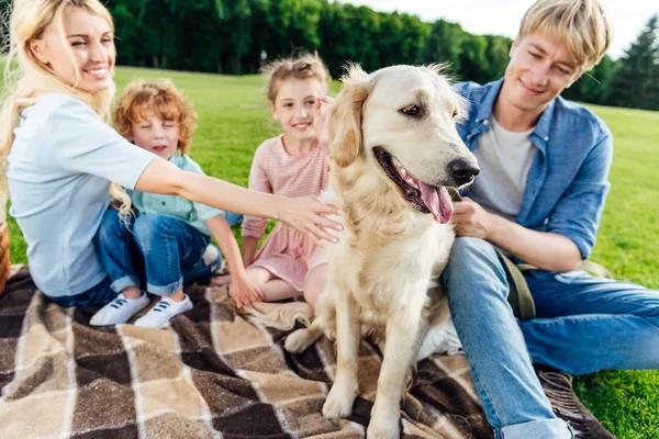 Семья с собакой на пикнике — Stock Photo