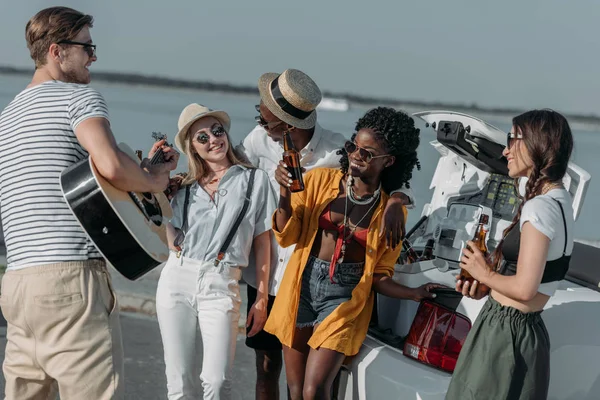 Amigos multiculturales pasar tiempo en la playa - foto de stock