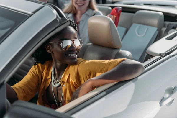 Afro-américaine femme équitation voiture — Photo de stock