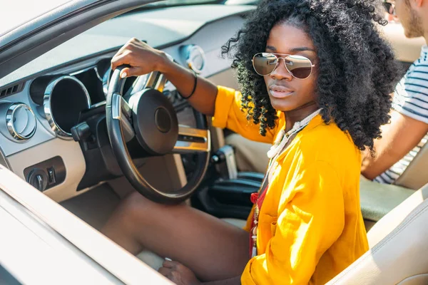 Афроамериканська жінка їде на машині — стокове фото