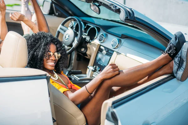 Mujer afroamericana en coche - foto de stock