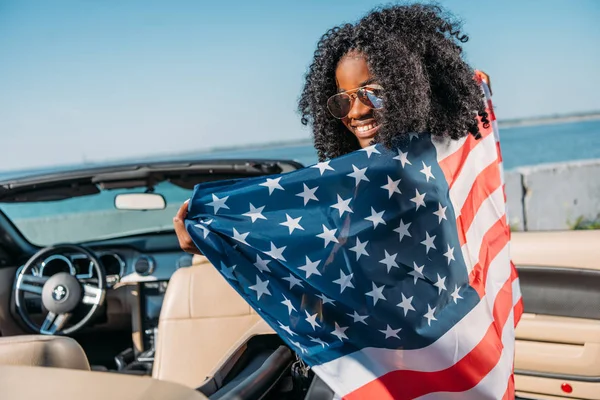 Mujer afroamericana con bandera americana - foto de stock