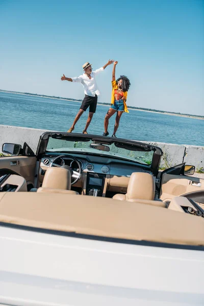 Casal afro-americano à beira-mar — Fotografia de Stock