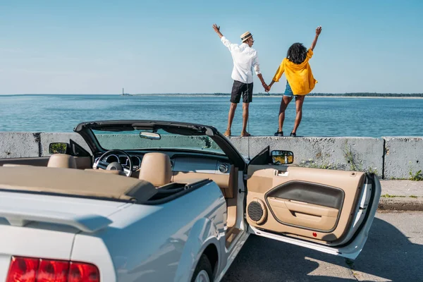 Couple afro-américain au bord de mer — Photo de stock