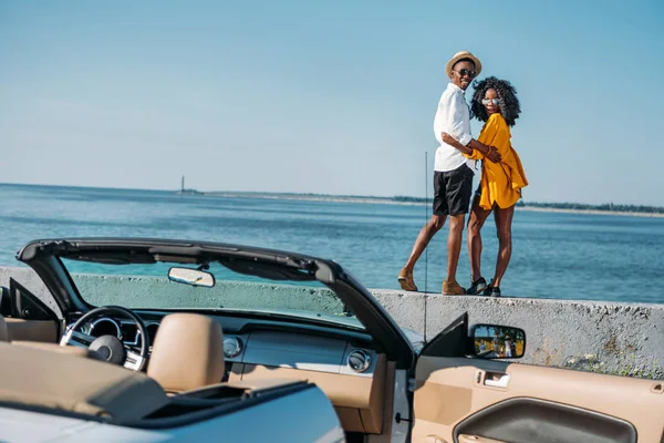 Couple afro-américain debout sur parapet — Photo de stock