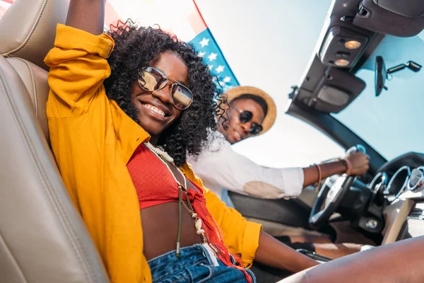 Africano casal americano equitação carro — Fotografia de Stock