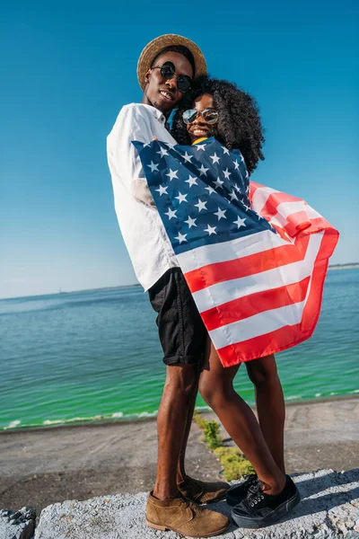 Pareja afroamericana abrazándose unos a otros - foto de stock