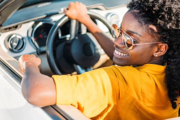 Mujer afroamericana en coche - foto de stock