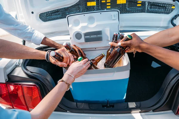 Les personnes qui prennent des bouteilles du réfrigérateur portable — Photo de stock