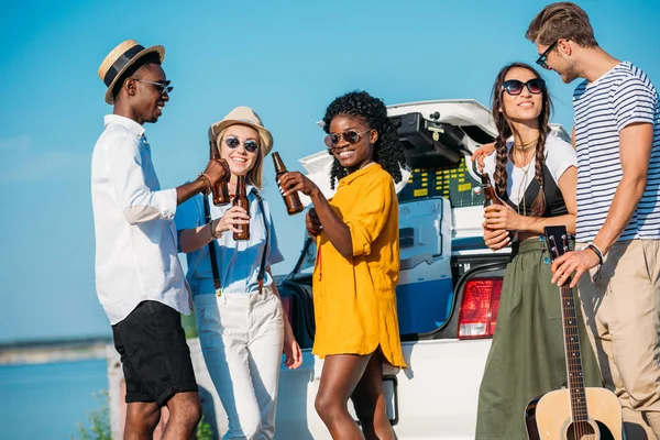 Multiethnische Freunde, die gemeinsam Bier trinken — Stockfoto