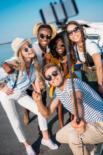 Amigos multiétnicos tomando selfie juntos - foto de stock