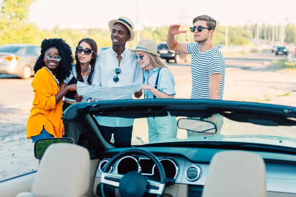 Multiethnische Freunde bestimmen die Richtung — Stockfoto