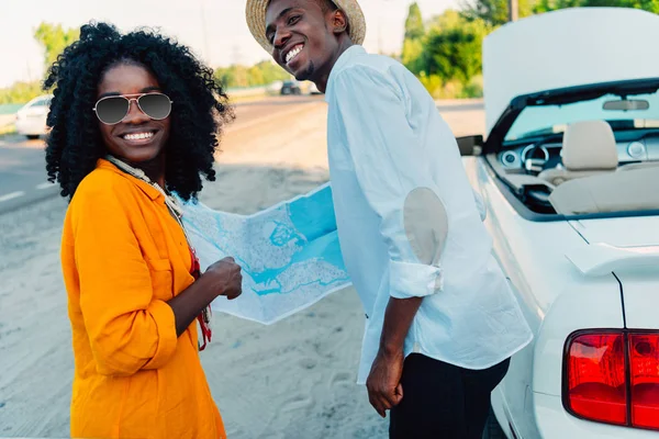 Couple afro-américain avec carte — Photo de stock