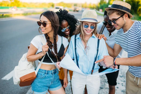 Multiethnische Freunde mit Karte — Stockfoto