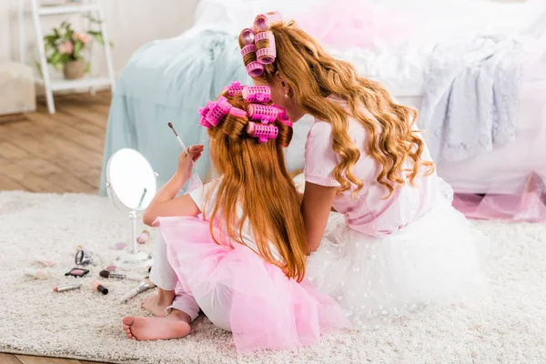 Mutter schminkt sich mit Tochter — Stockfoto