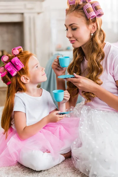 Familia teniendo fiesta de té - foto de stock