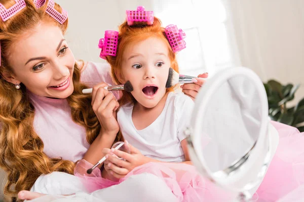 Madre e hija haciendo maquillaje - foto de stock