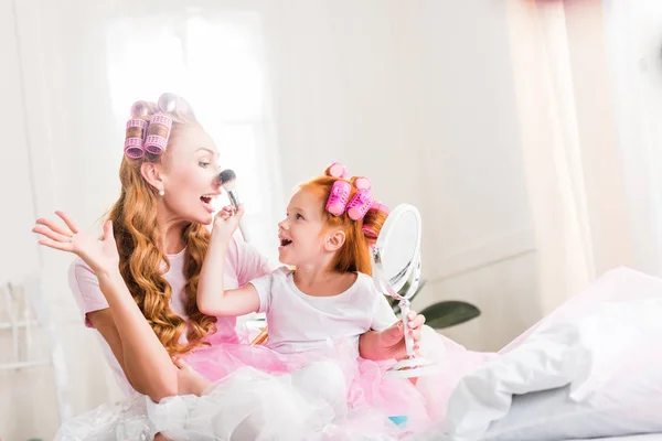 Madre e hija haciendo maquillaje - foto de stock