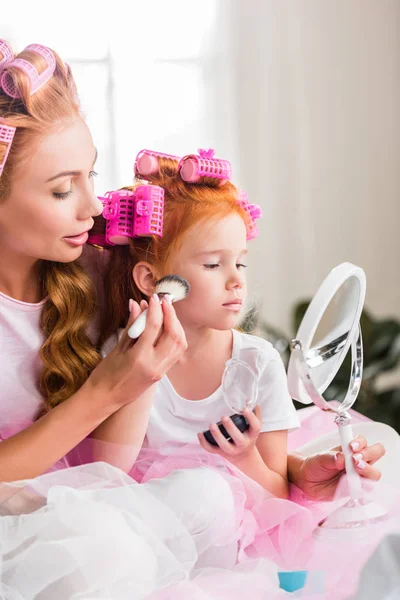 Mère et fille se maquillent — Photo de stock