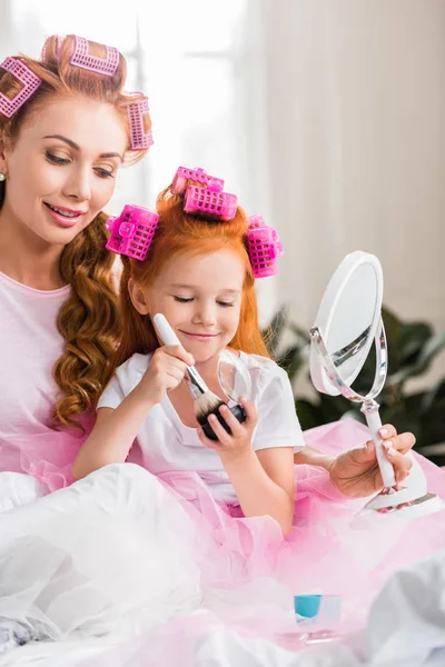 Madre e hija haciendo maquillaje - foto de stock