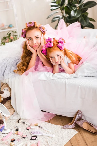 Mother and daughter lying on bed — Stock Photo