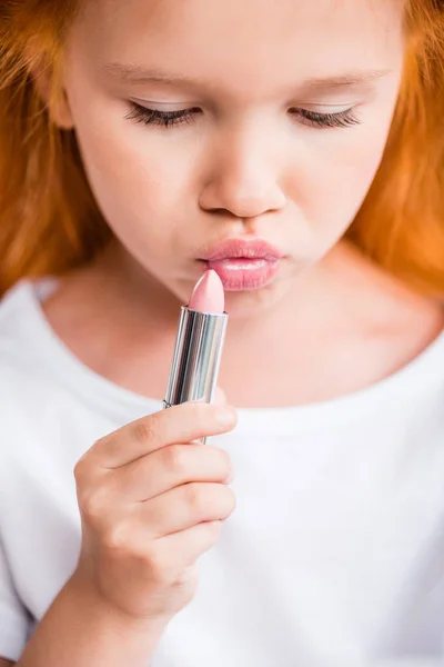 Chica aplicando lápiz labial - foto de stock