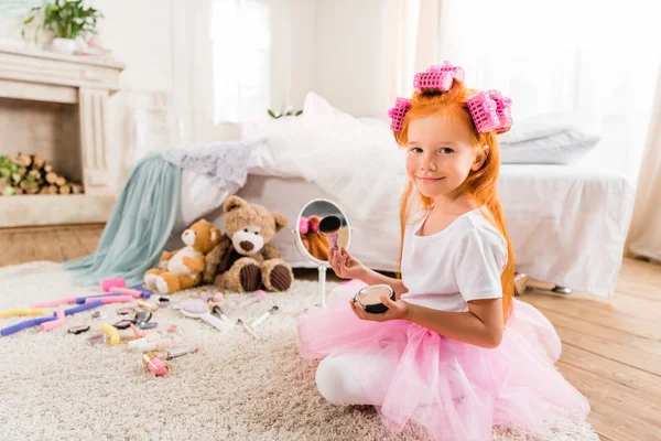 Petite fille avec de la poudre visage — Photo de stock