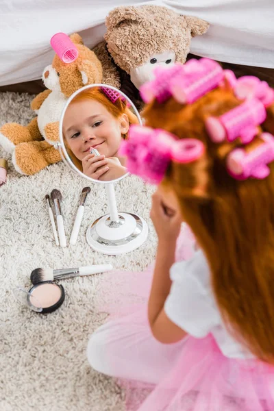 Menina aplicando batom — Fotografia de Stock