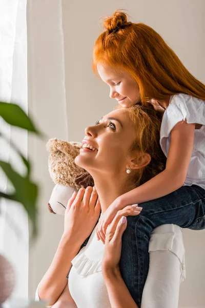 Mutter und Tochter huckepack — Stockfoto