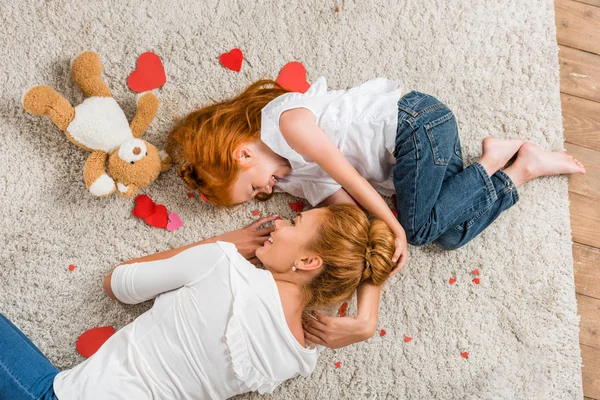 Mère et fille avec cœur et ours en peluche — Photo de stock