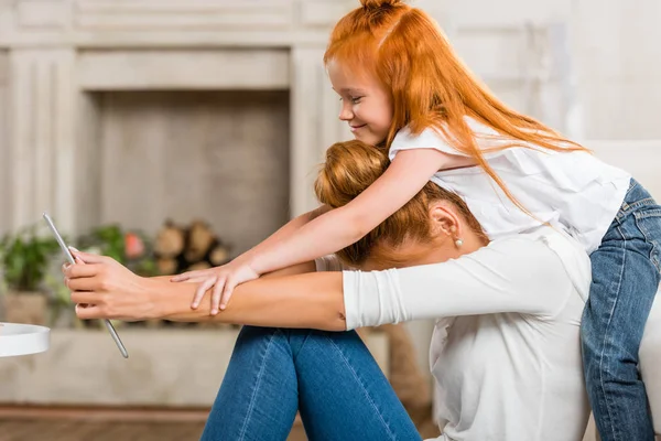 Mère et fille utilisant le comprimé ensemble — Photo de stock