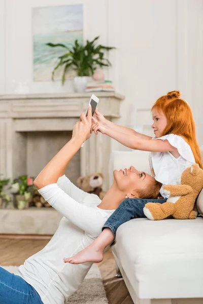 Madre e hija usando tableta juntas - foto de stock