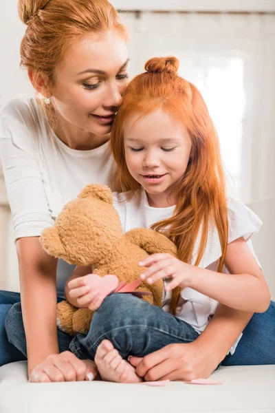 Madre e hija con corazones de papel - foto de stock