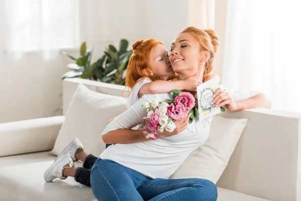 Girl greeting mother on mothers day — Stock Photo