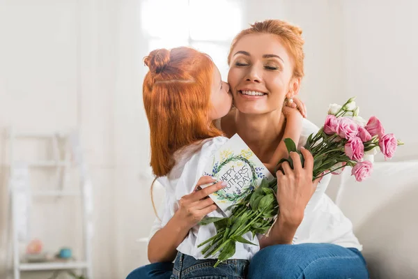Girl greeting mother on mothers day — Stock Photo