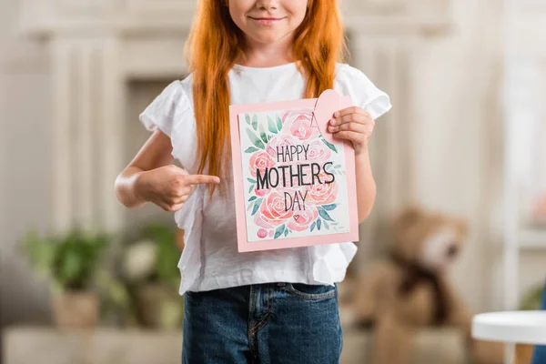 Mädchen mit glücklicher Muttertagspostkarte — Stockfoto