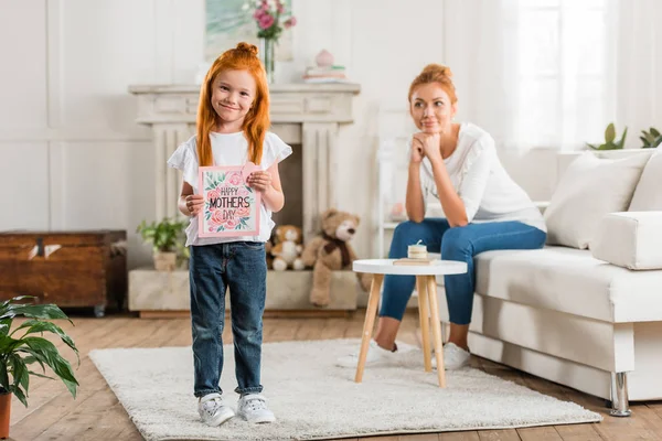 Mädchen mit glücklicher Muttertagspostkarte — Stockfoto