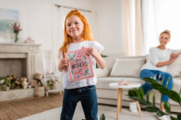 Mädchen mit glücklicher Muttertagspostkarte — Stockfoto