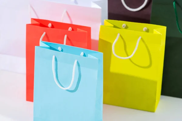 Bolsas de compras coloridas - foto de stock