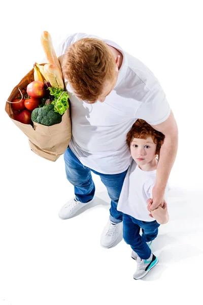 Батько і син з продуктовою сумкою — Stock Photo