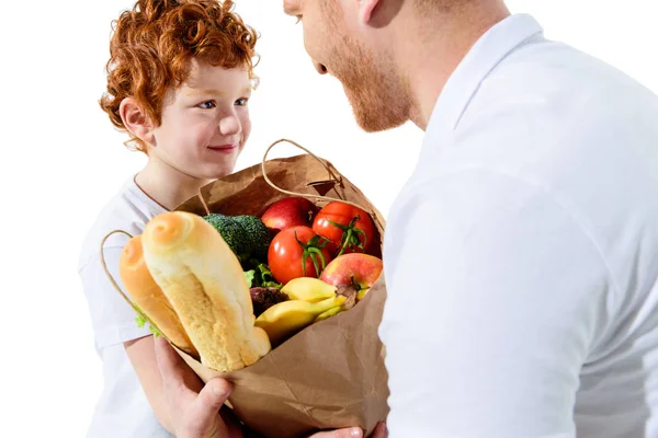 Pai e filho com saco de supermercado — Fotografia de Stock